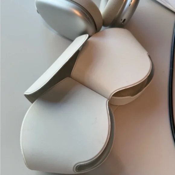 Sleek Silver and White Over-Ear Headphones - Picture 5 of 6